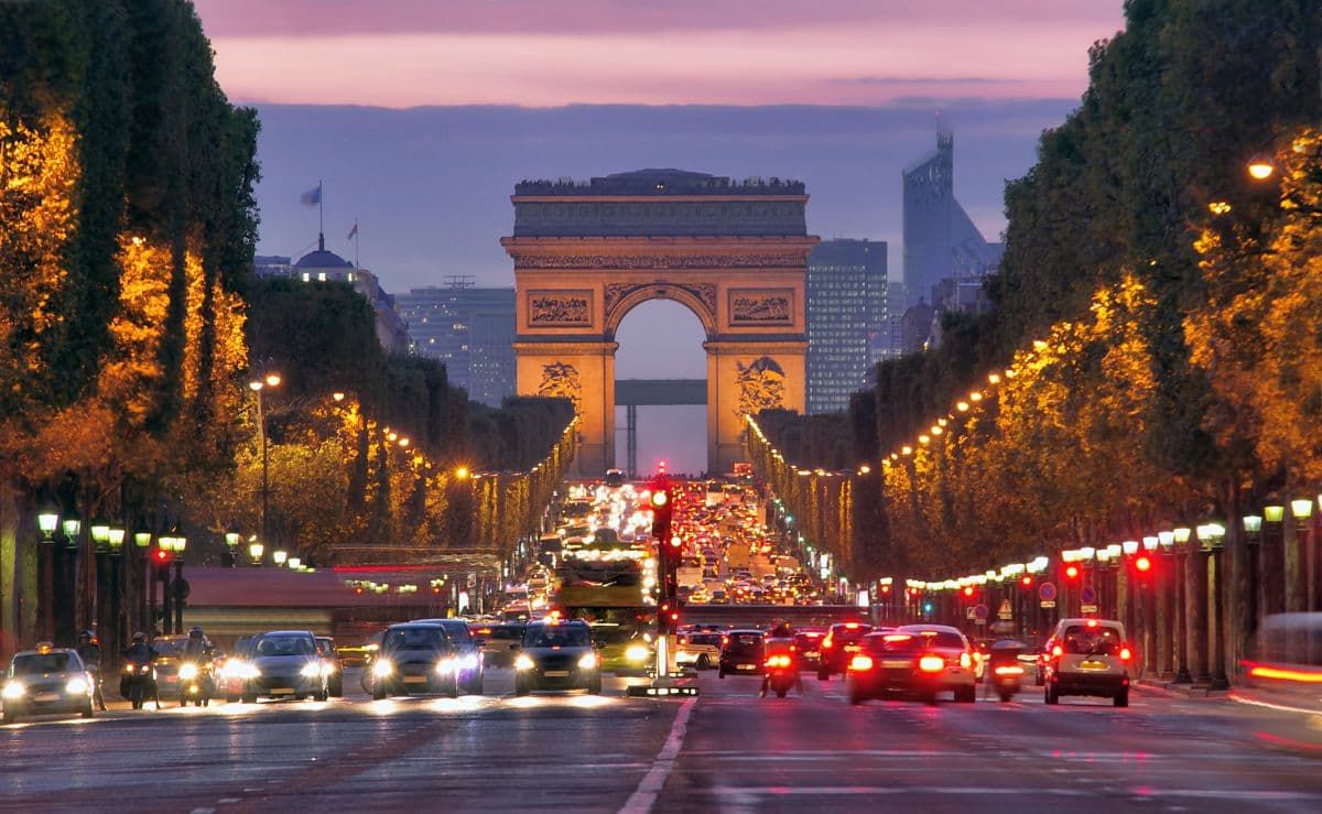 巴黎凯旋门和香榭丽舍大街。