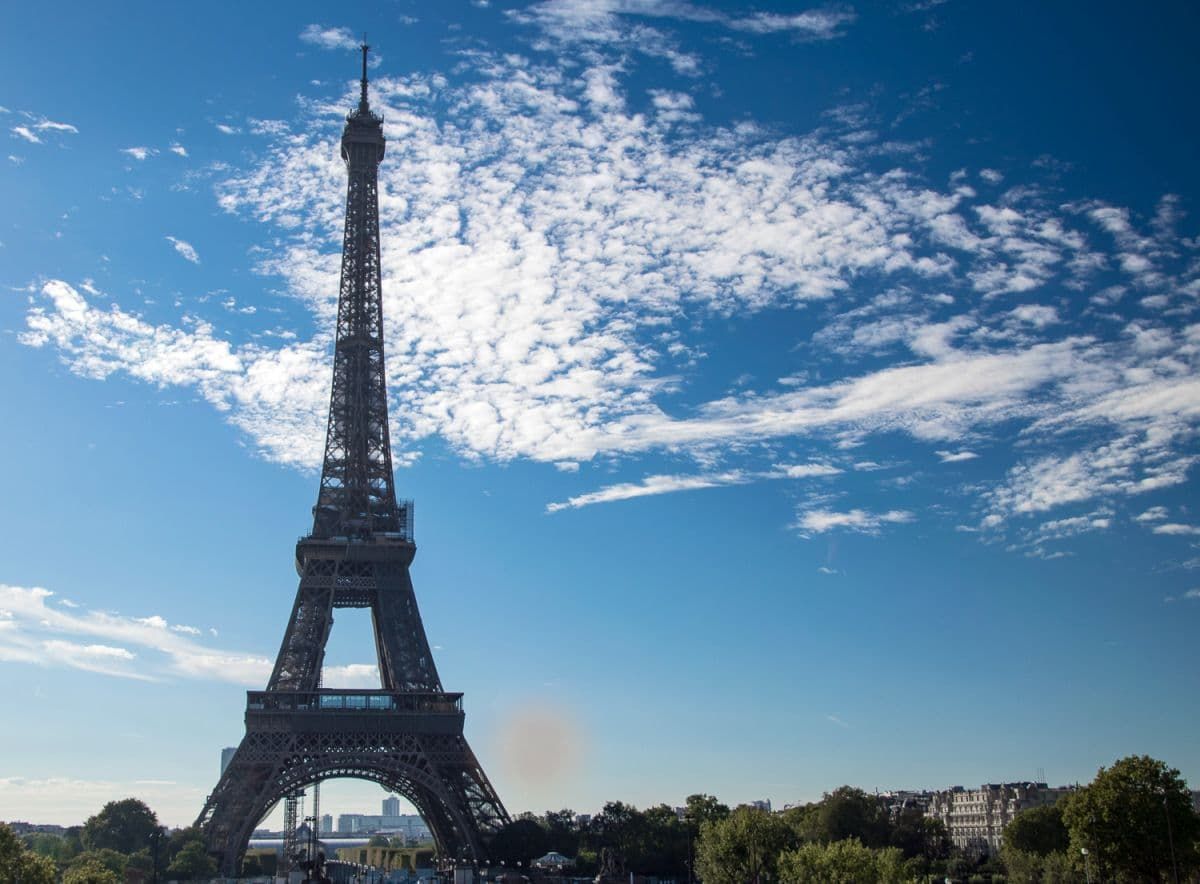 阳光灿烂的巴黎埃菲尔铁塔。