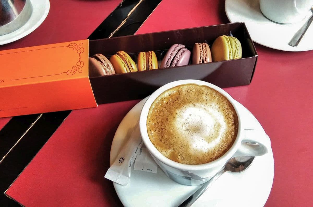 马卡龙和法式咖啡——巴黎的小吃时间。