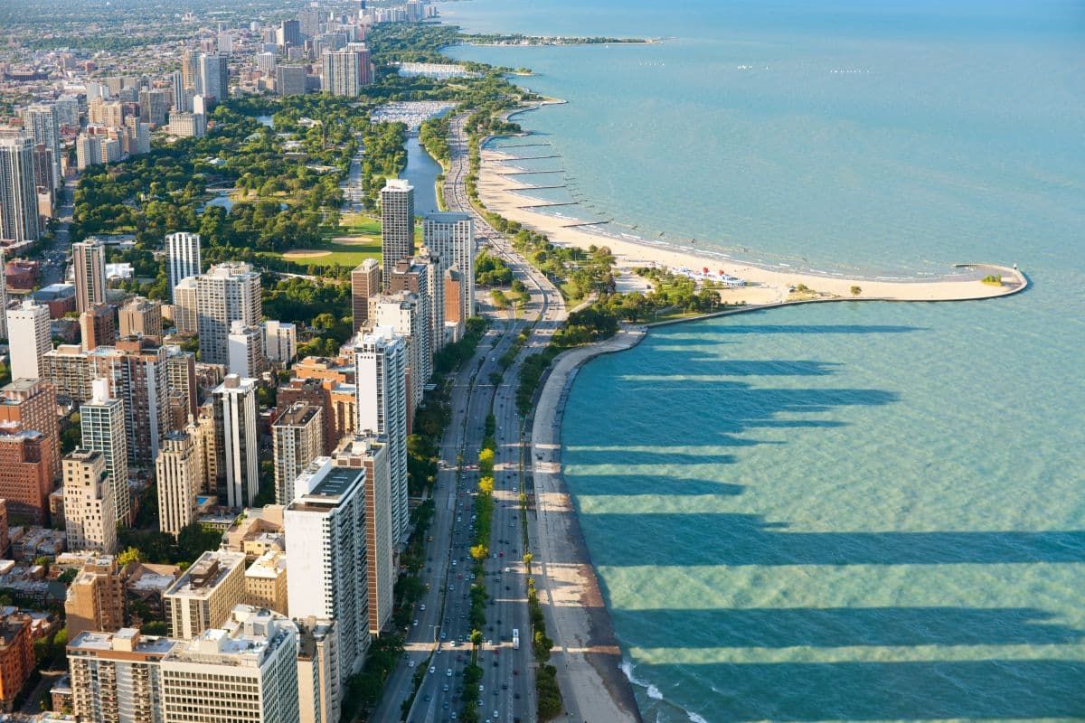 芝加哥北大街海滩、摩天大楼和密歇根湖。