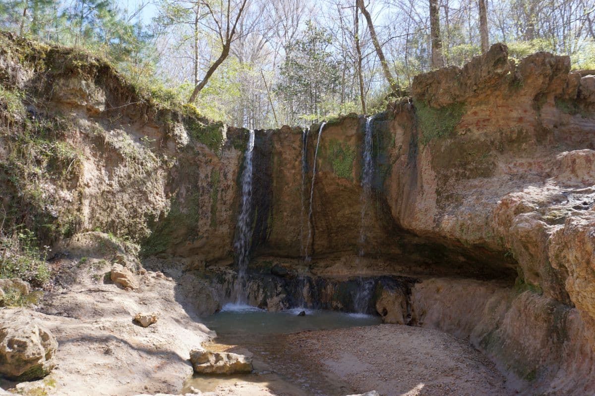 密西西比州克拉克溪自然区的瀑布。