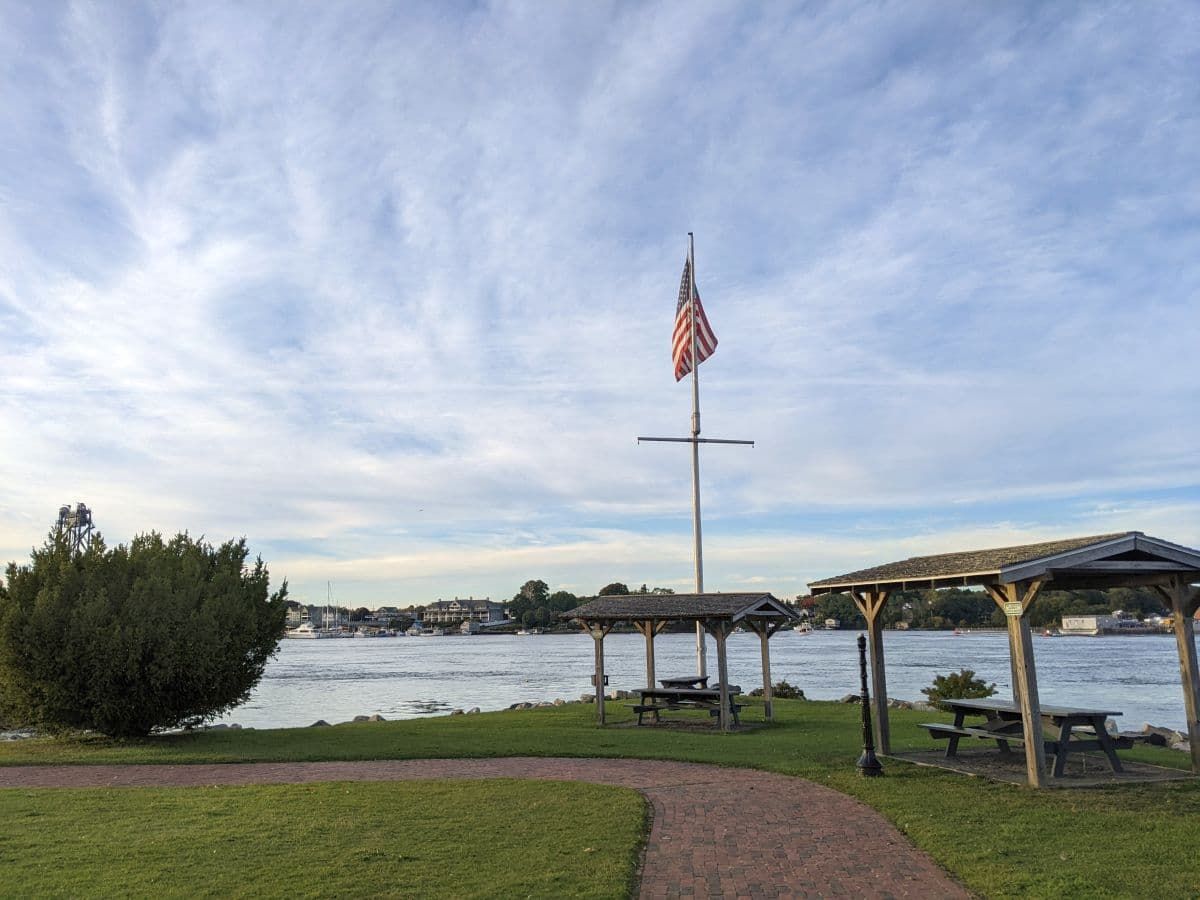 朴茨茅斯NH四树岛的美国国旗和覆盖的野餐桌。