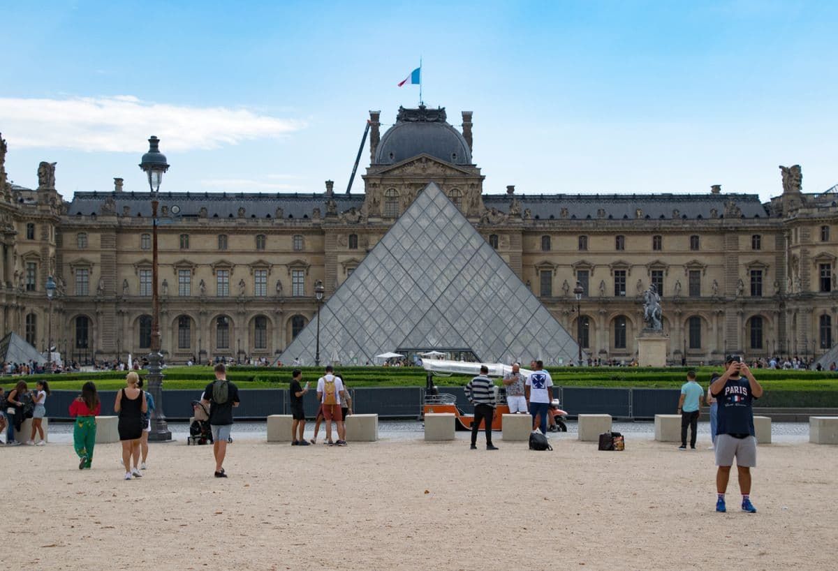 卢浮宫金字塔位于巴黎卢浮宫博物馆前。