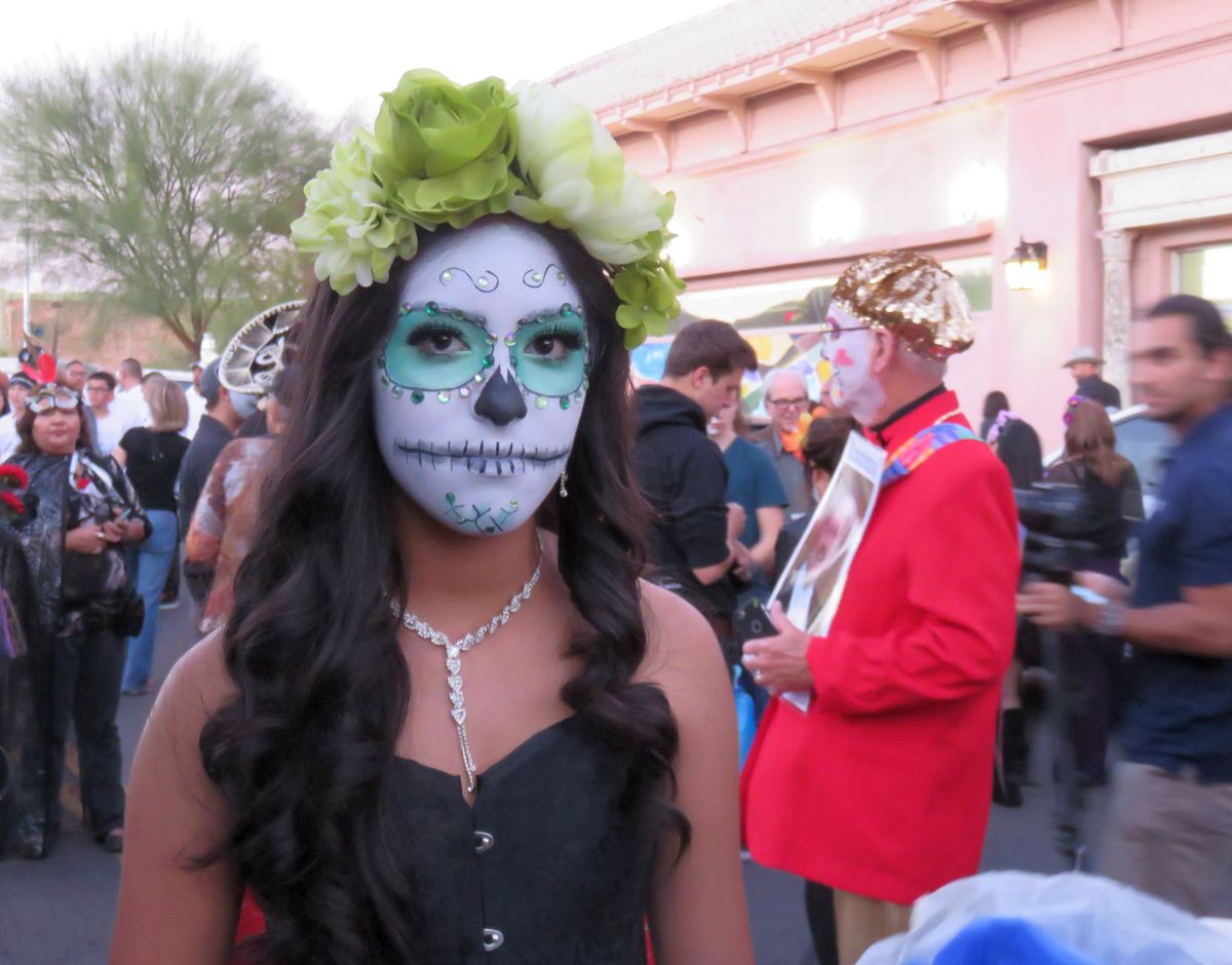 11月图森AZ所有灵魂游行参与者与脸画在糖头骨化妆，黑色长发。