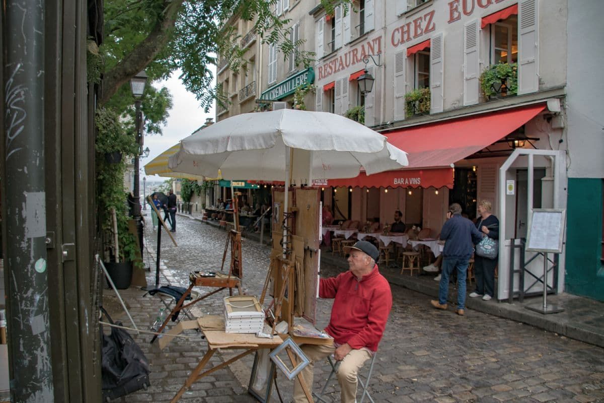 一位巴黎艺术家在蒙马特区作画。