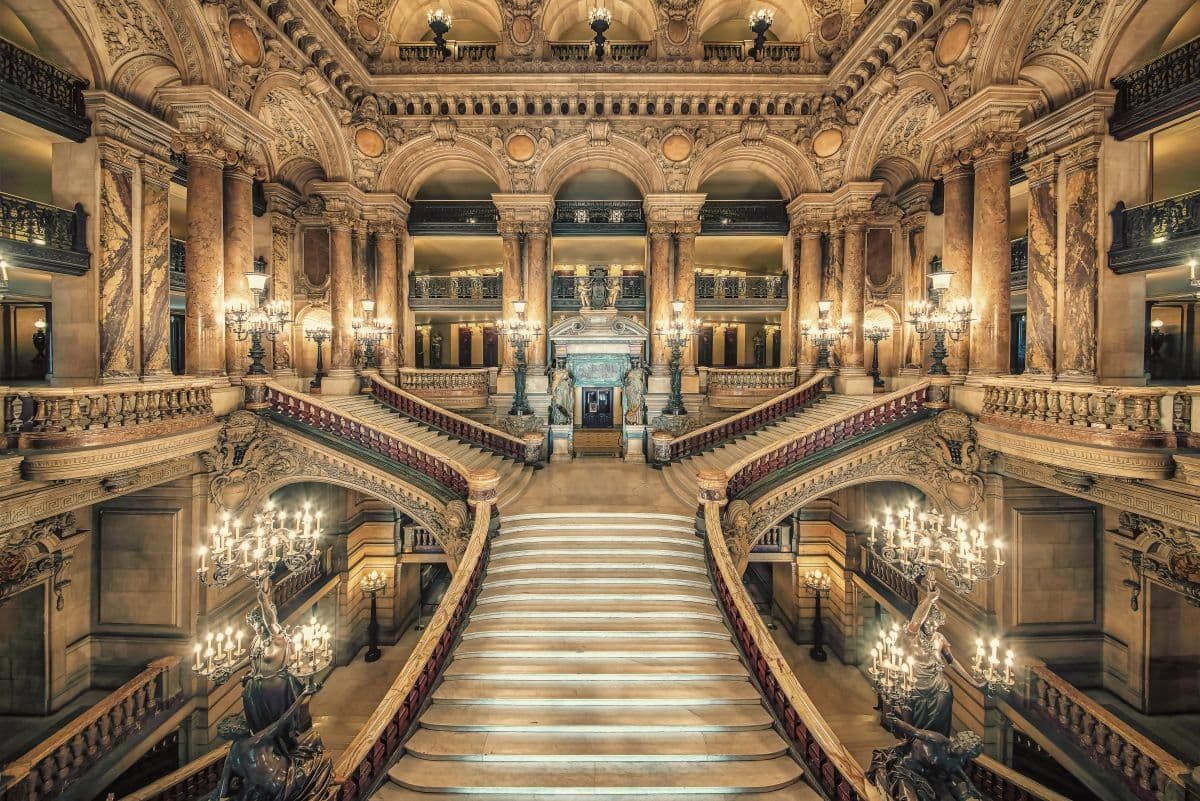 巴黎歌剧院加尼耶宫的大理石楼梯。