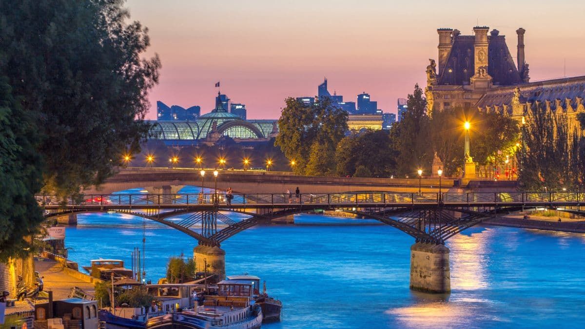 黄昏时分，从巴黎的新桥上俯瞰艺术桥。