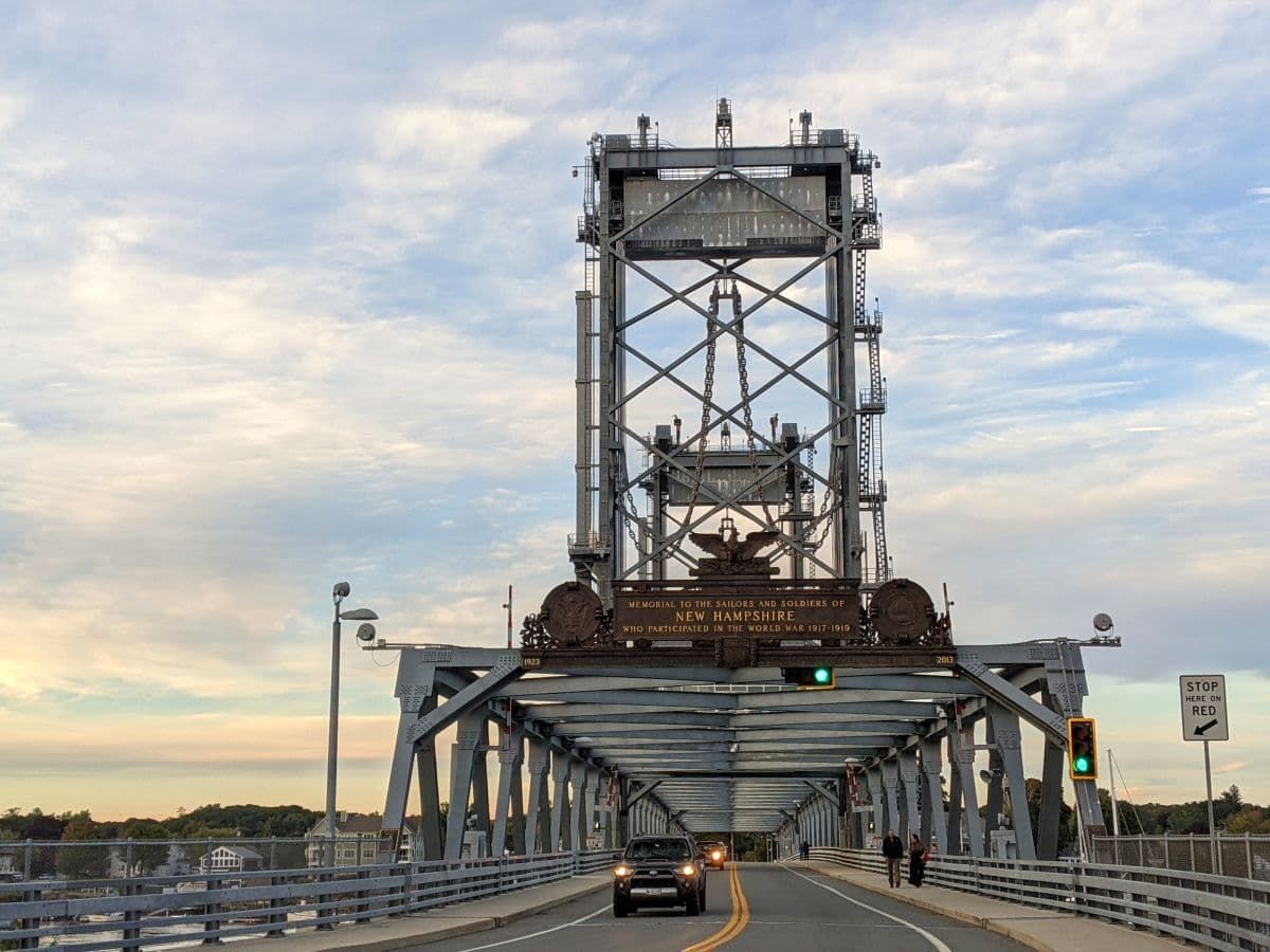 新罕布什尔州朴茨茅斯纪念桥。