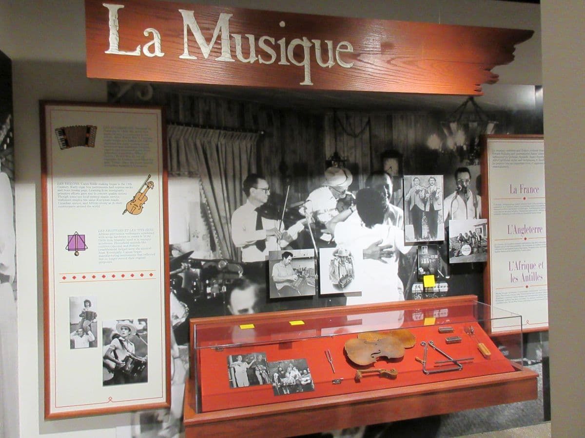 路易斯安那州尤尼斯的草原阿卡迪亚文化中心的音乐展览。