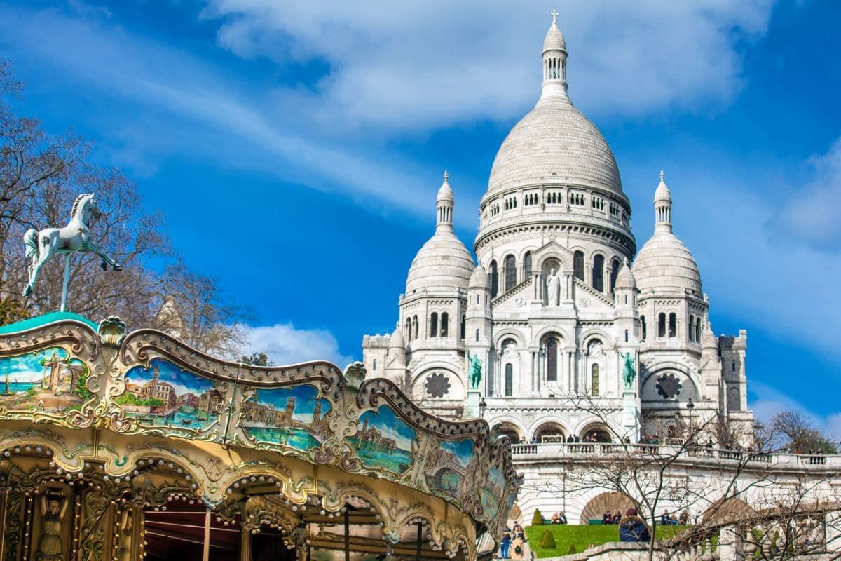 巴黎圣心教堂和彩色旋转木马。