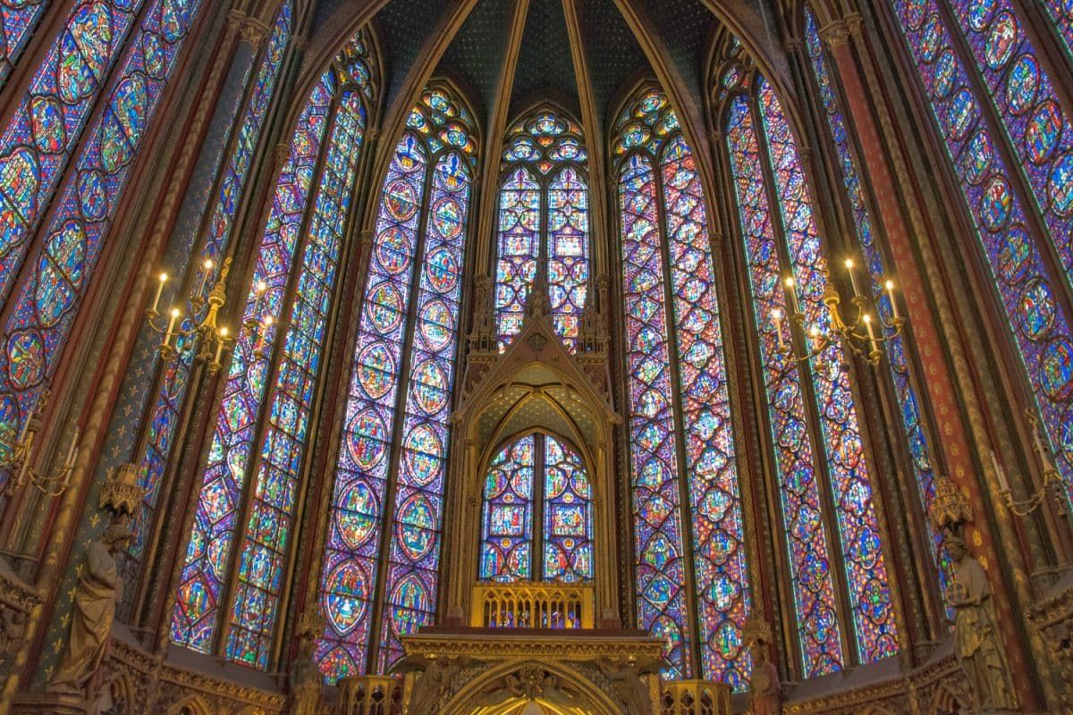 巴黎圣礼拜堂的彩色玻璃窗。