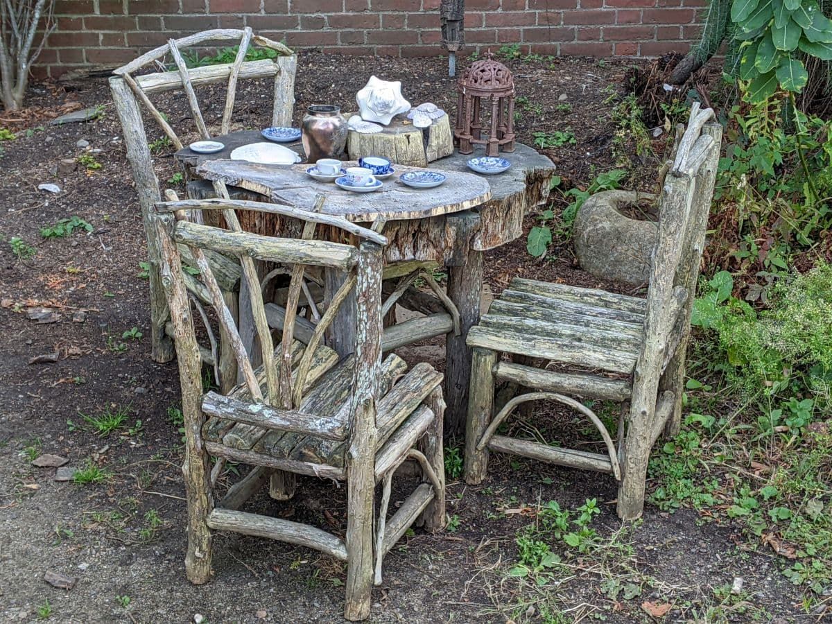 草莓班克博物馆的木椅和桌子，茶杯和茶托。