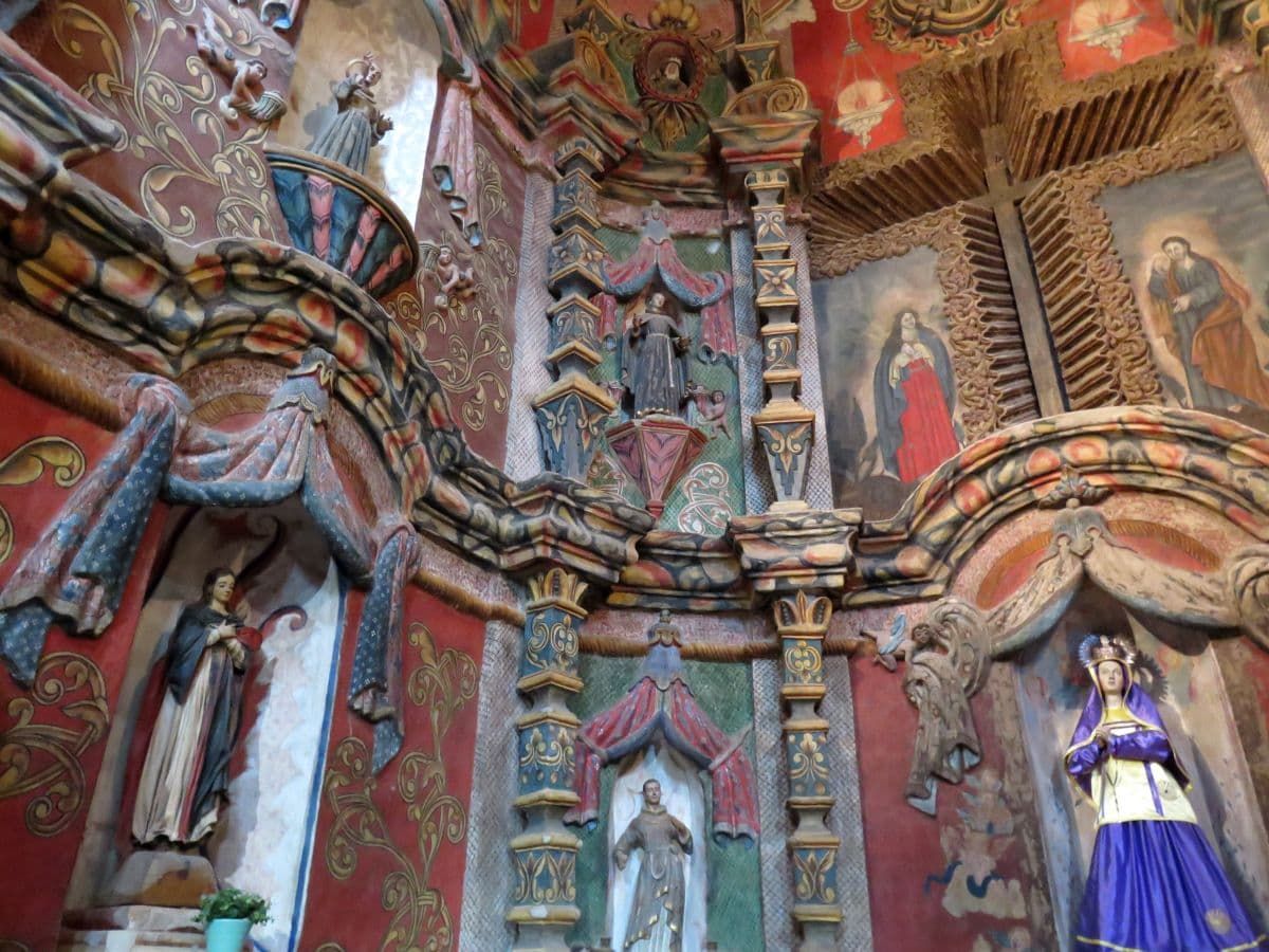 圣泽维尔教堂的墙壁和雕像色彩缤纷。
