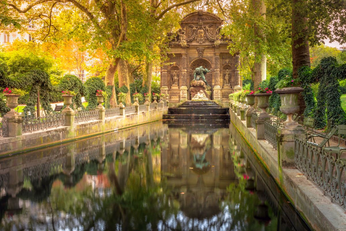 巴黎卢森堡花园的美第奇喷泉。