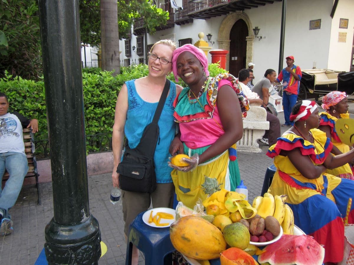 卡塔赫纳的游客和水果商人被称为las palenqueras。