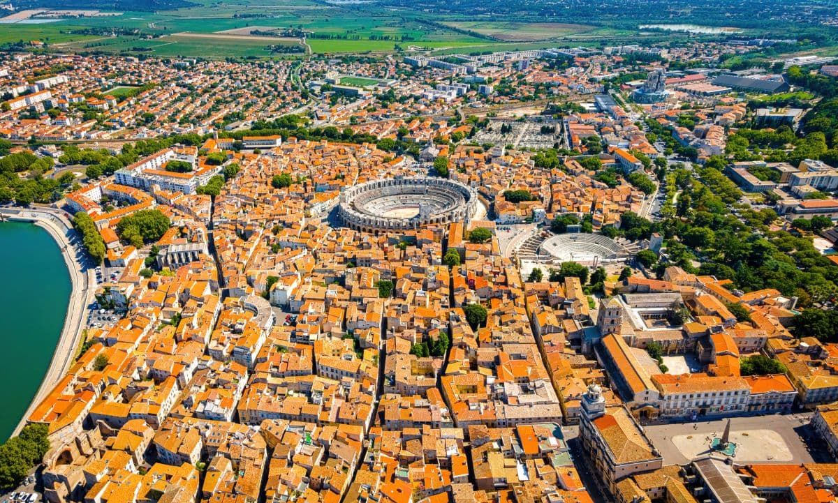 阿尔勒鸟瞰图，罗马圆形剧场在中心。