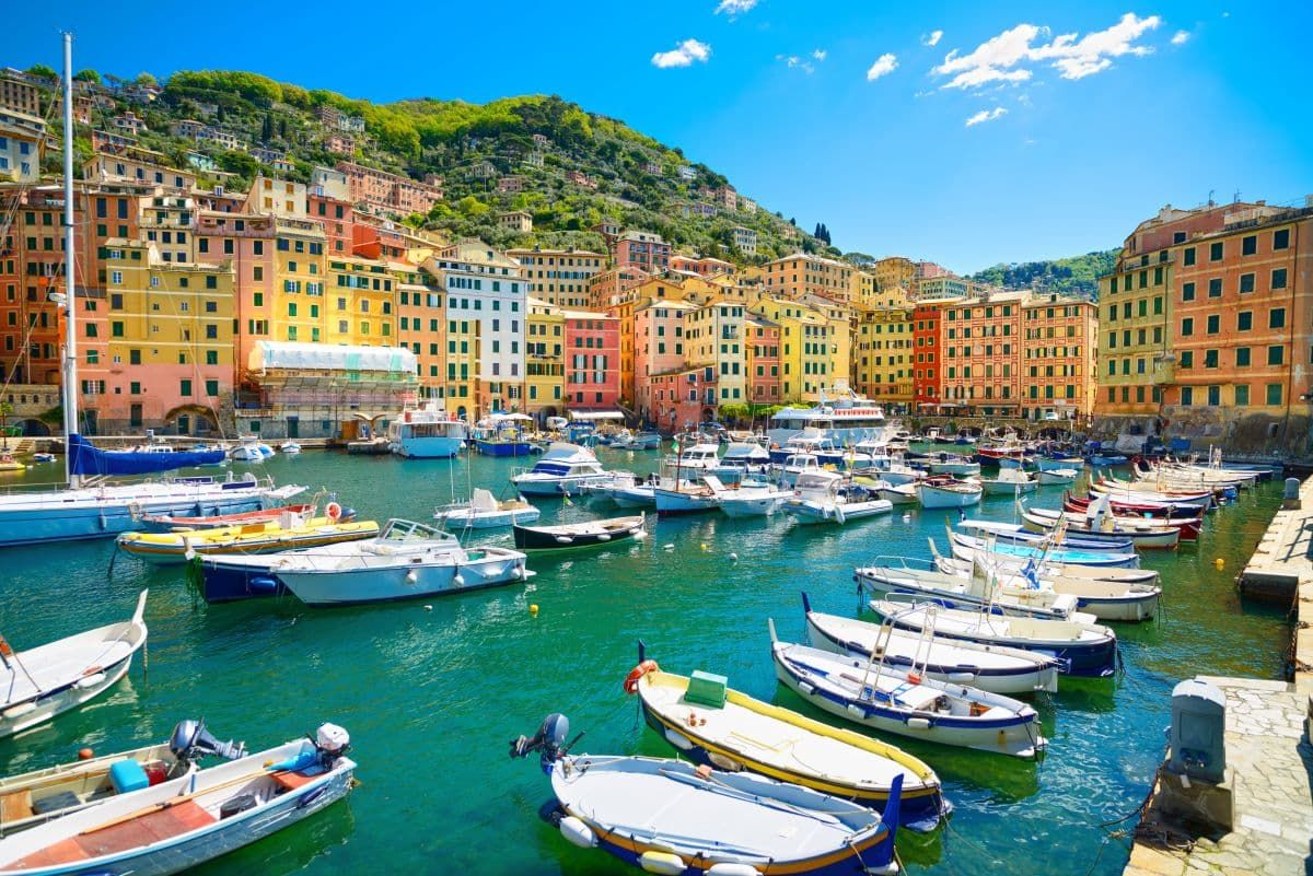 意大利的卡莫里五彩缤纷的海滨小镇和渔港。