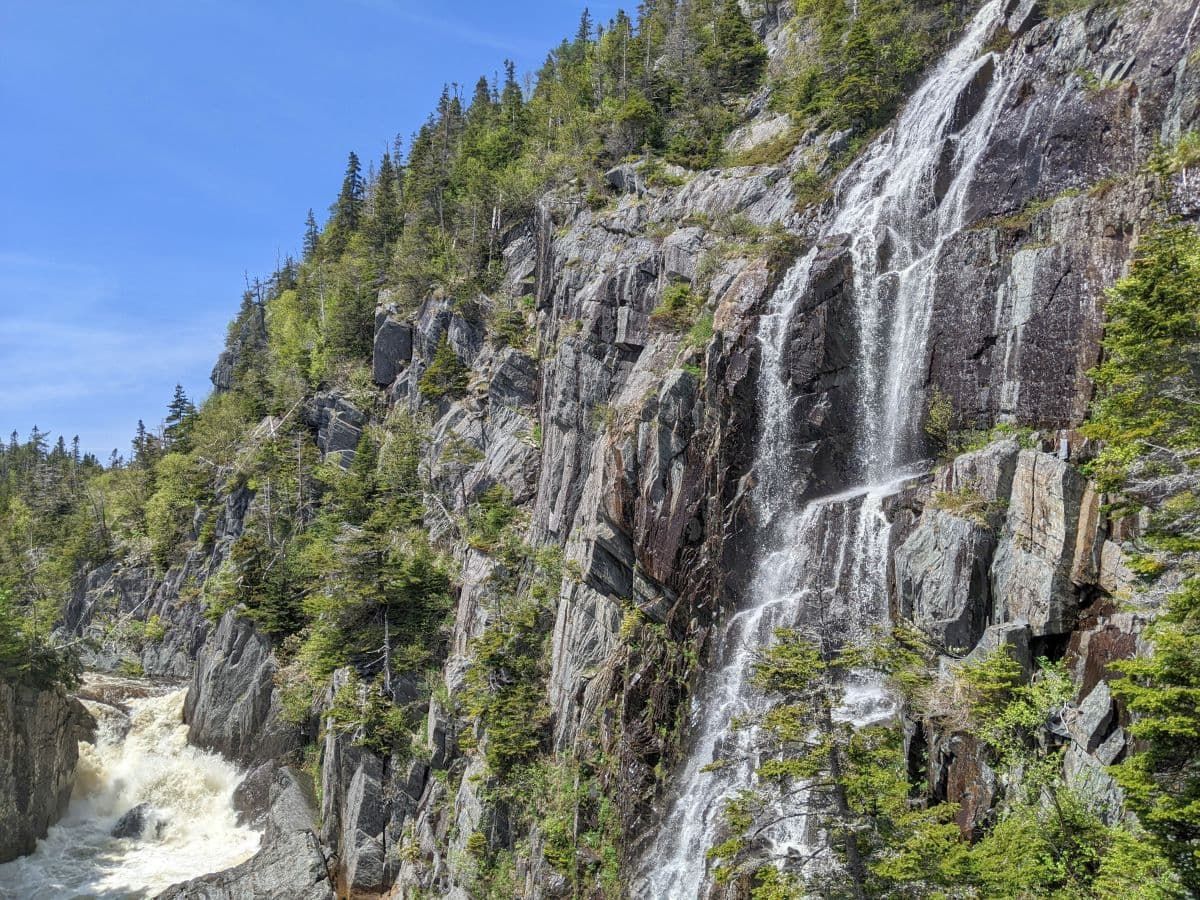 拉曼什省立公园的瀑布。