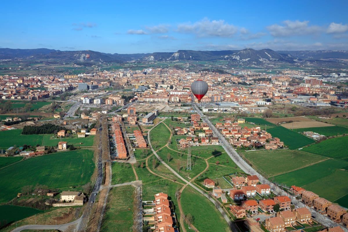 在维克西班牙上空的热气球。