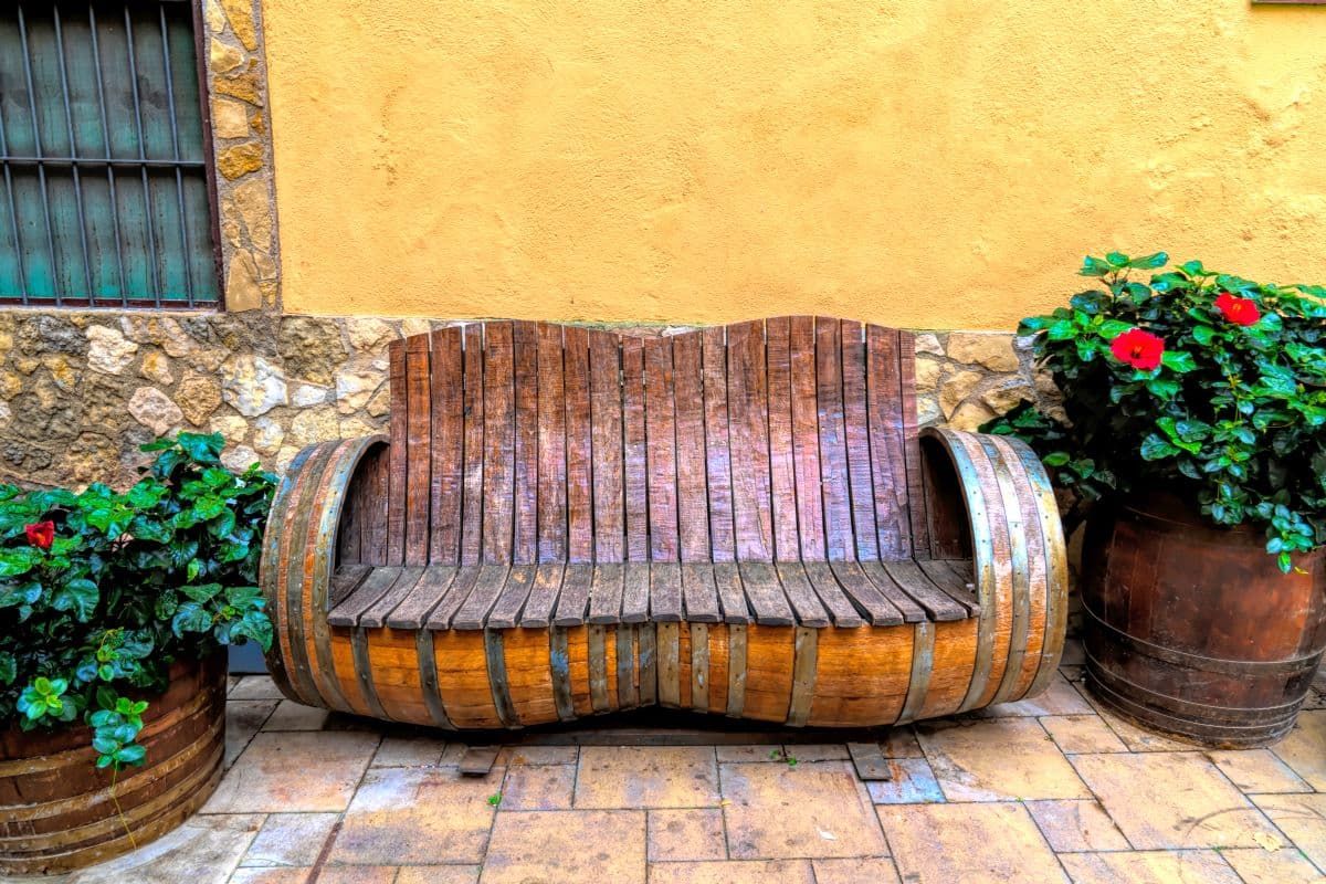 西班牙普里奥拉特的酒桶长椅。