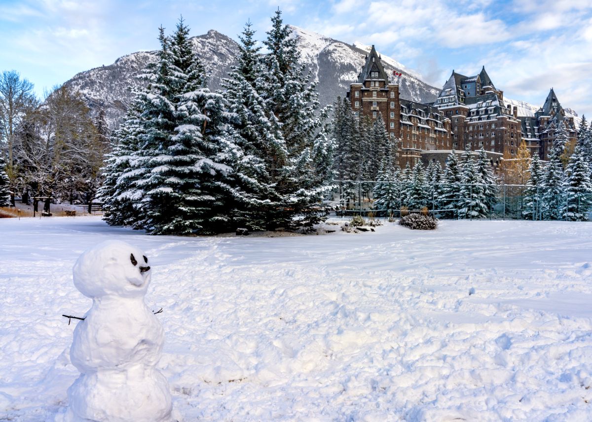 冬天的班夫温泉酒店，前景有雪人。