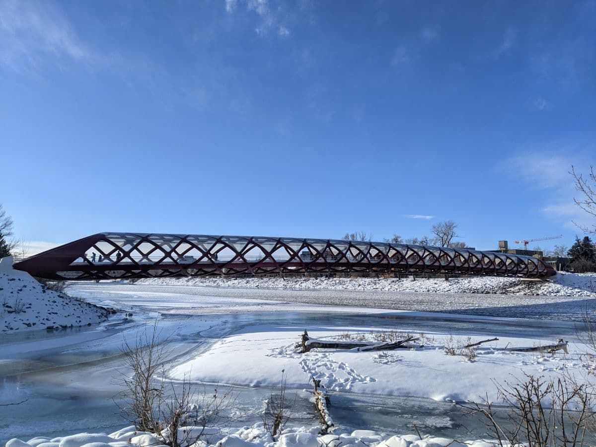 冬天的卡尔加里和平桥。
