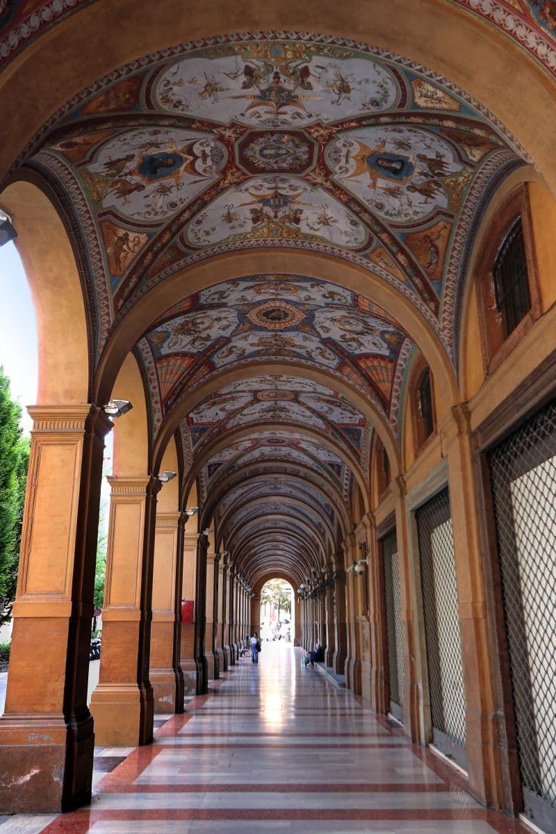 意大利博洛尼亚彩绘天花板的门廊。