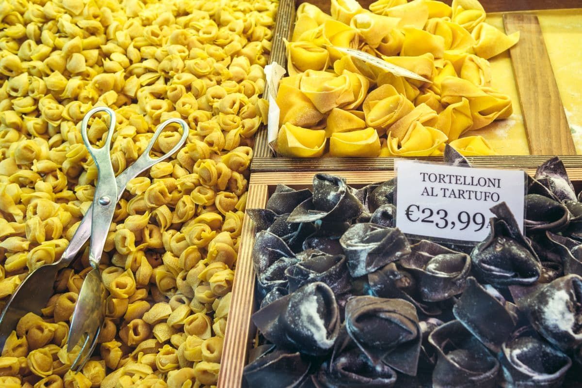 意大利博洛尼亚市场上的托特罗尼和塔尔图佛托特罗尼。