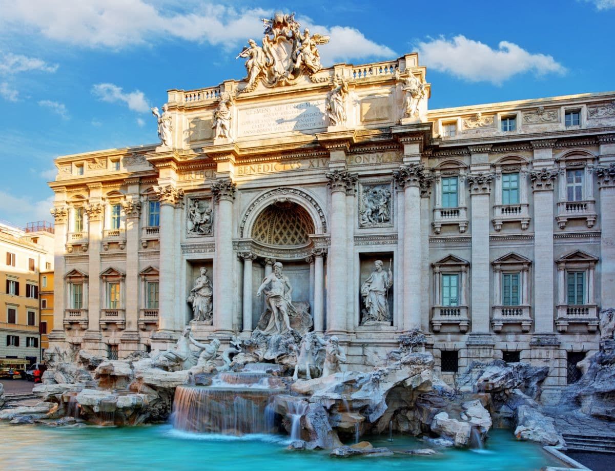 特莱维喷泉是罗马著名的地标。