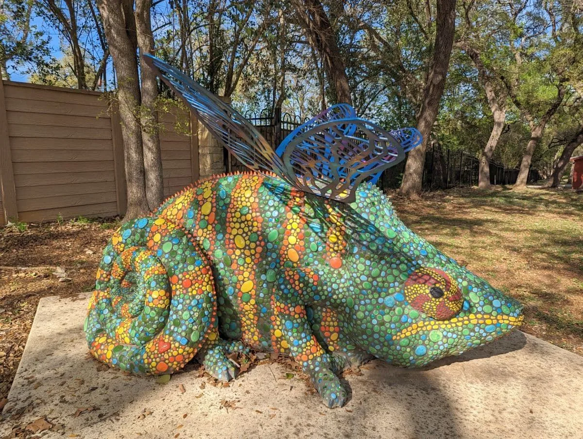 德克萨斯州布尔恩的彩色变色龙雕塑。
