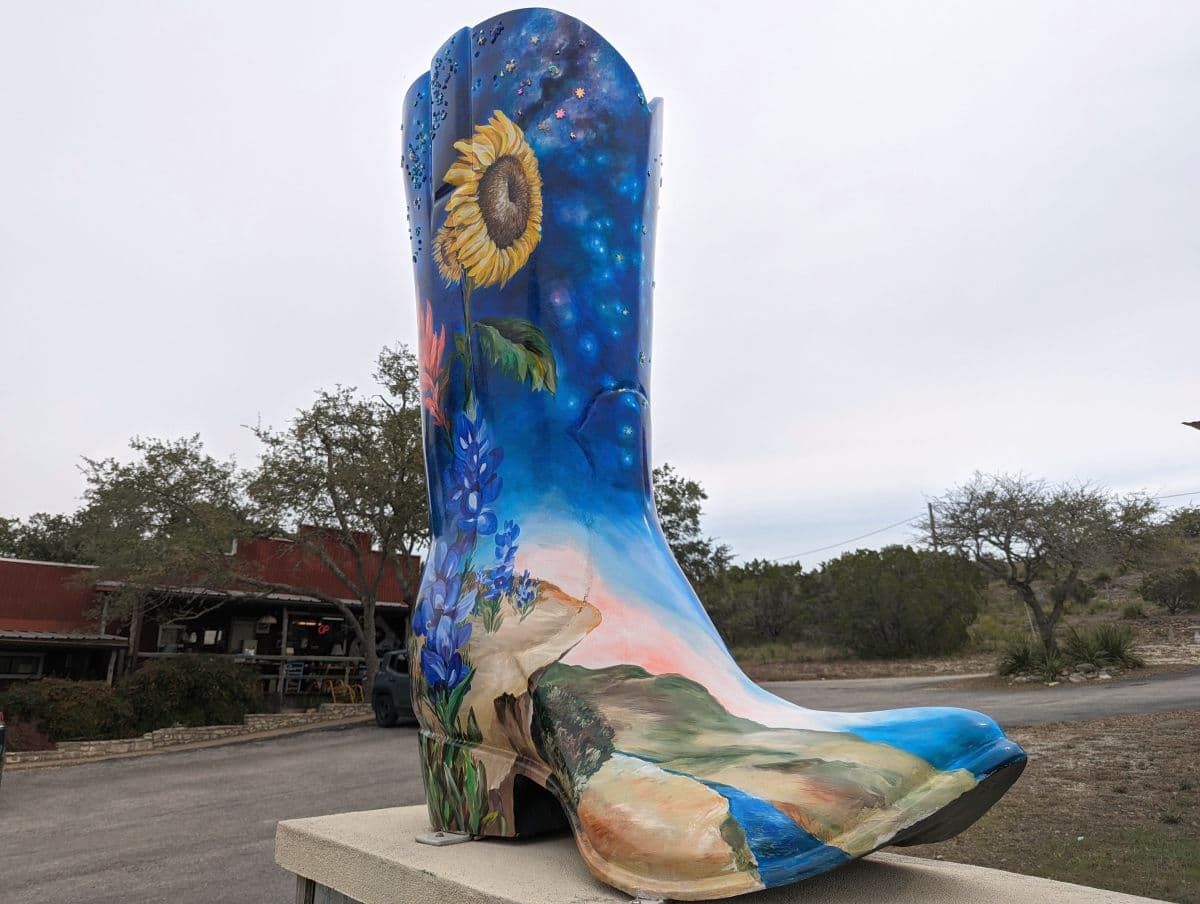 在温伯利德州巨型牛仔靴雕塑。